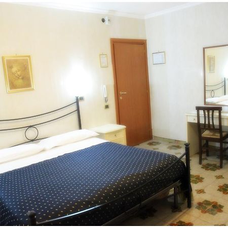 Hotel Pisani Taranto Luaran gambar